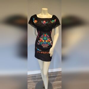 OFF SHOULDER WOMAN DRESS FLORAL ARTESANAL Size M 100% Coton Embroidered Black